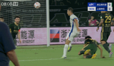 开云体育官方下载-没有点球！阿苏埃禁区内被对方踢倒，裁判经VAR确认没给点球