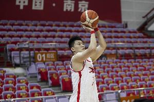 开云官网-末节关键时刻连续三分不中！雷蒙10分钟三分3中1拿到3分1板