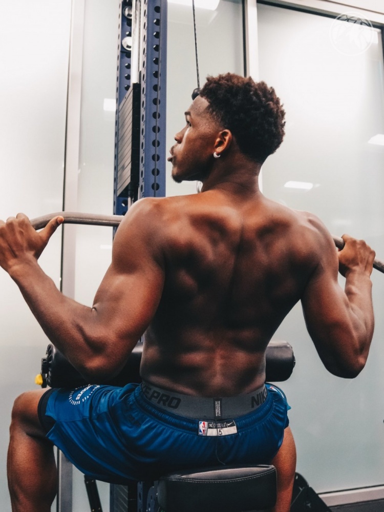 这背遮天蔽日！森林狼官推晒爱德华兹力量训练照：日积月累