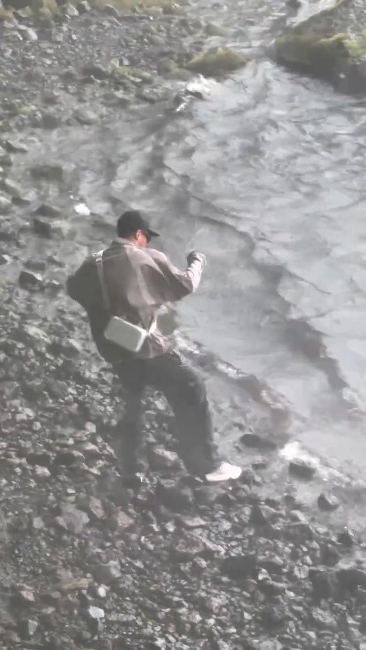 布克冰岛旅游🚶‍♂️在火山面前“大秀刺探步”🤣